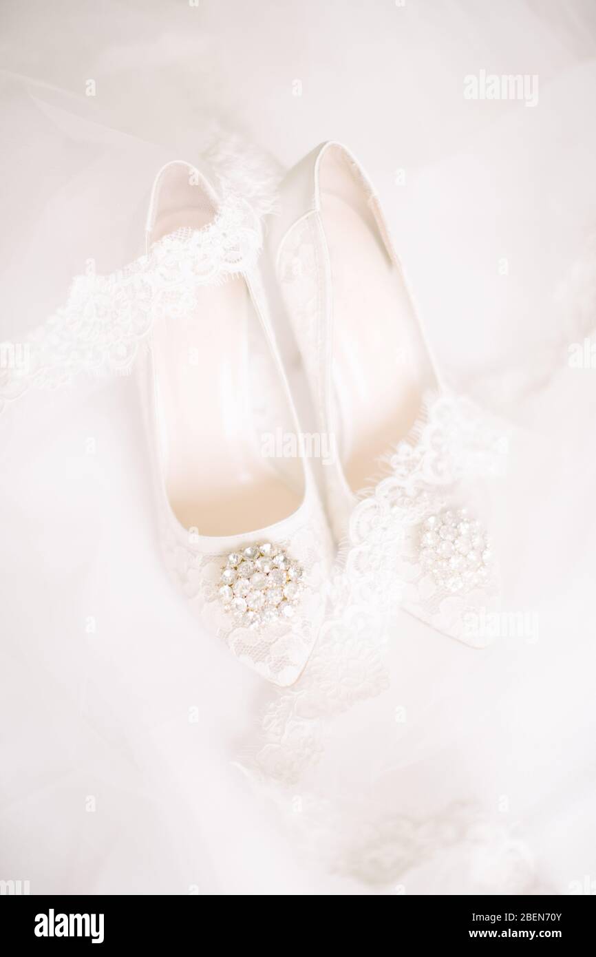 Brautschuhe auf Tüll. Edelstein und Spitze. Stockfoto