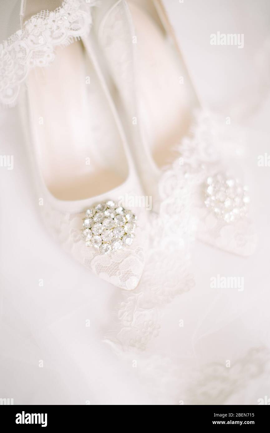 Brautschuhe auf Tüll. Edelstein und Spitze. Stockfoto