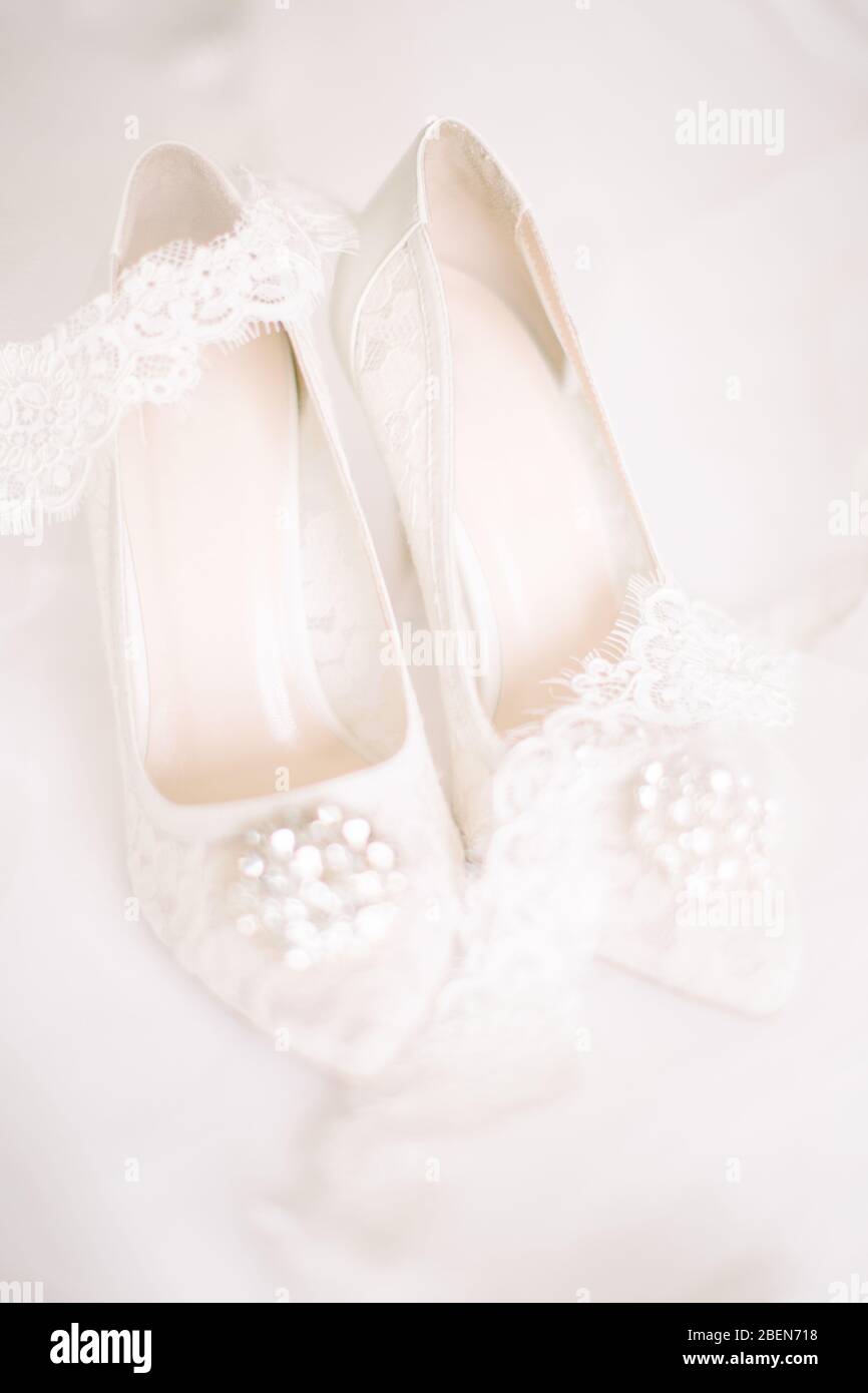 Brautschuhe auf Tüll. Edelstein und Spitze. Stockfoto