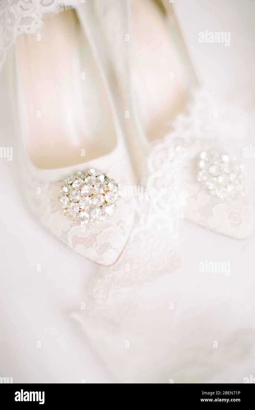 Brautschuhe auf Tüll. Edelstein und Spitze. Stockfoto