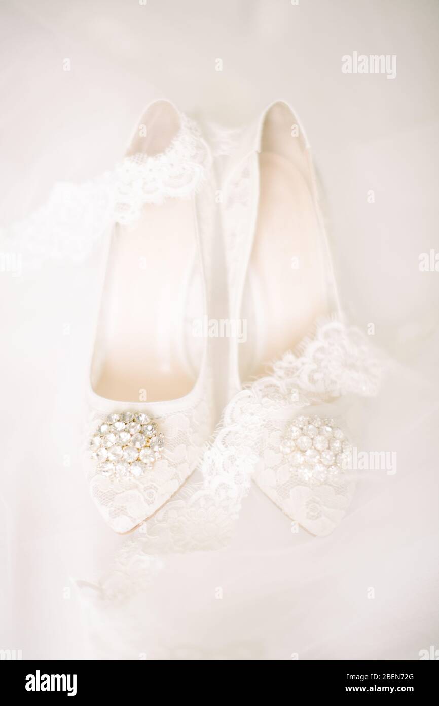 Brautschuhe auf Tüll. Edelstein und Spitze. Stockfoto