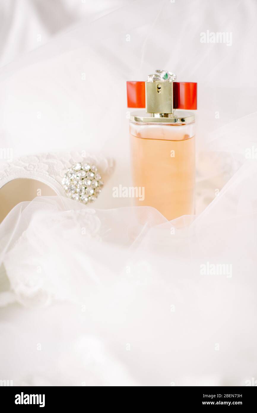 Brautschuhe auf Tüll. Edelstein und Spitze. Parfümflasche. Stockfoto