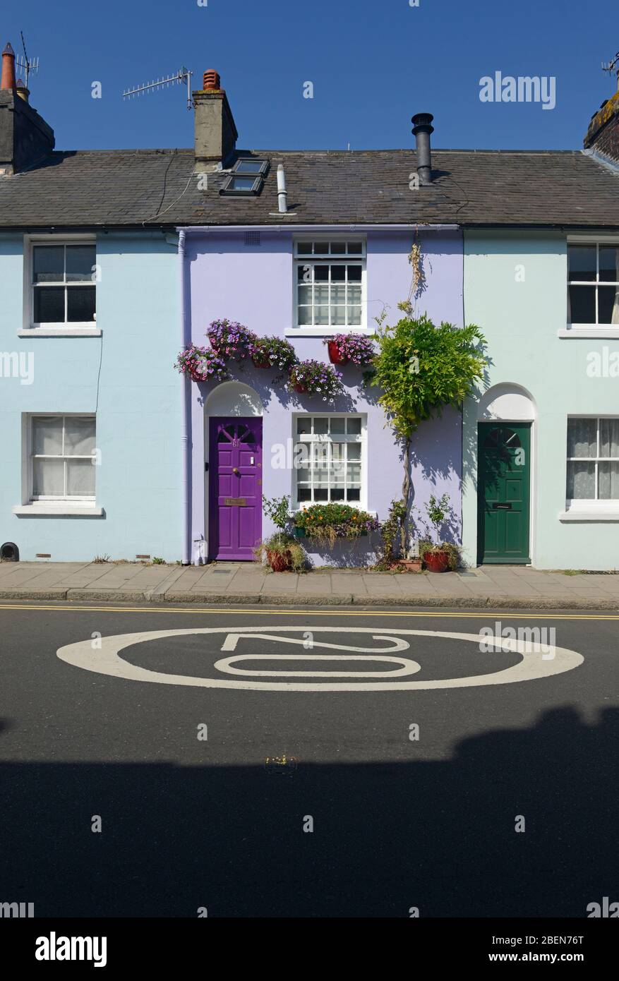 Ein schönes Ferienhaus an der Hauptstraße in Lewes, East Sussex, Großbritannien, geschmückt mit Pflanzen und Blumen Stockfoto
