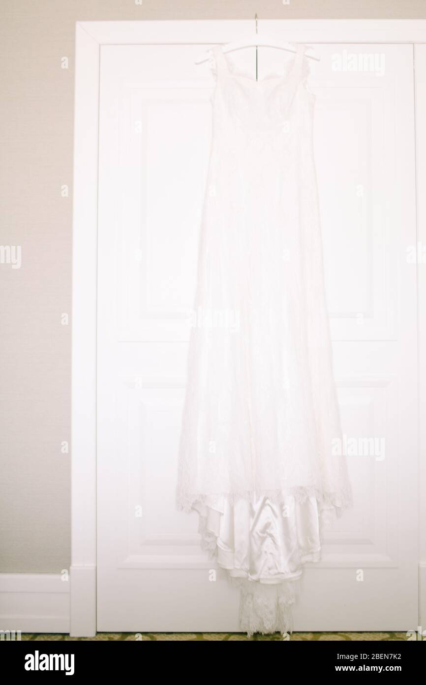 Hochzeitskleid hängt an der Garderobe. Stockfoto