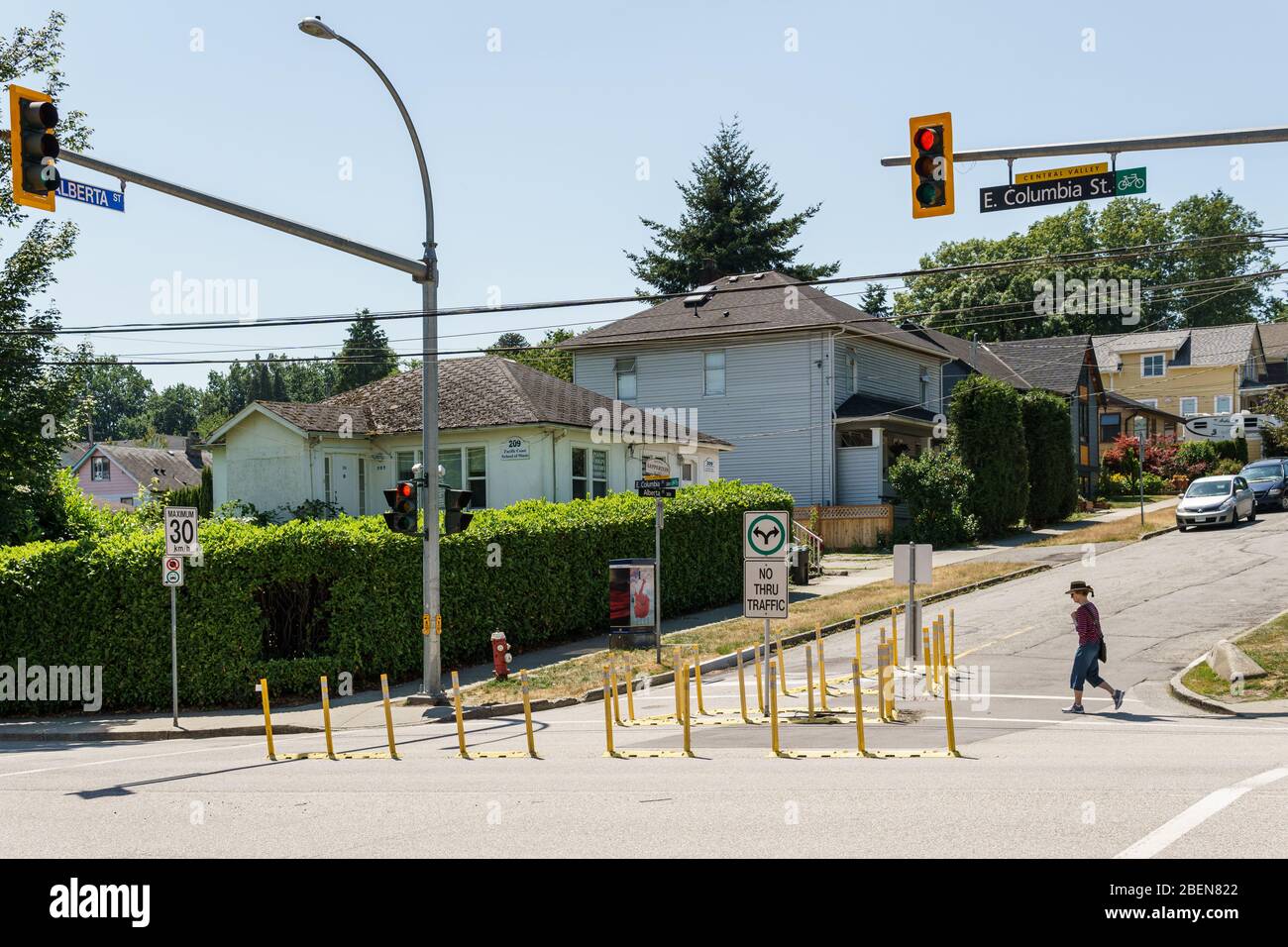 NEW WESTMINSTER, KANADA - 26. JUNI 2019: Blick auf die Straße der ruhigen Nachbarschaft alberta Street kein Durchgangsverkehr. Stockfoto