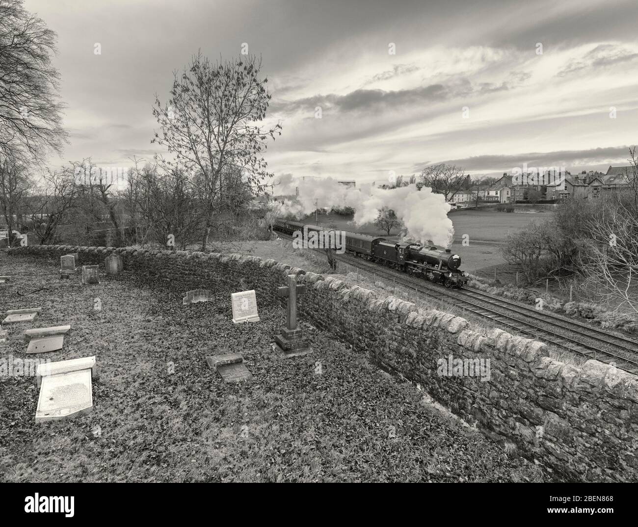 West Coast Railways 8F Dampflok vorbei am Friedhof in Bentham mit einem Santa spezielle Hauptlinie Dampf Charter Zug. Stockfoto