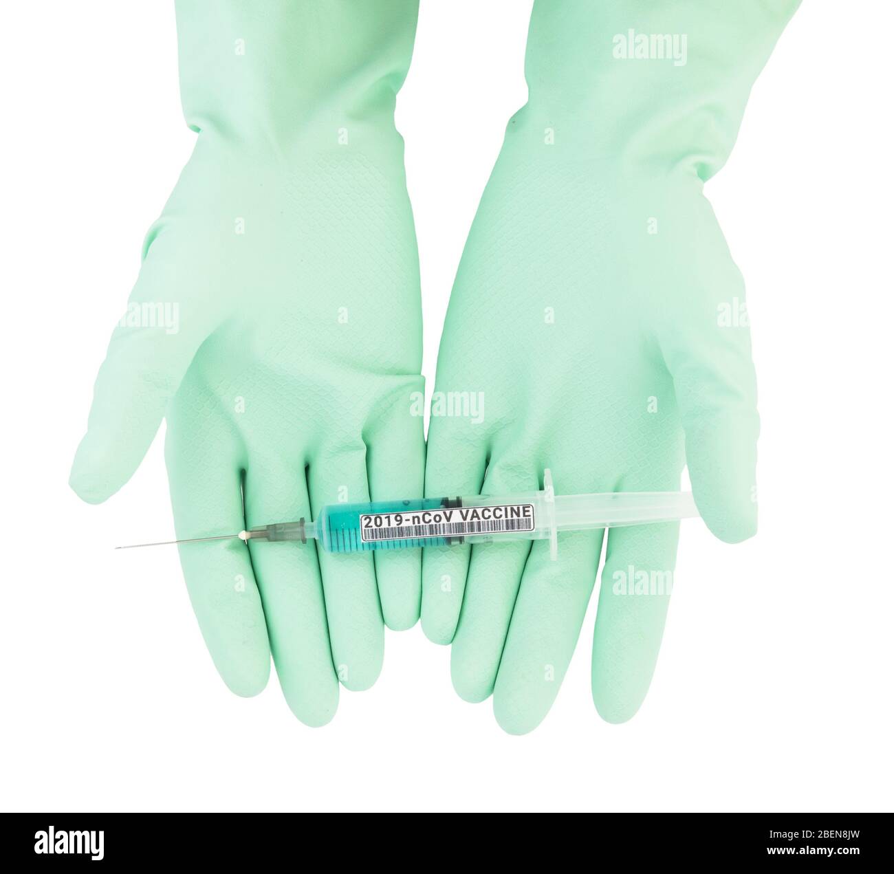Die Hände des medizinischen Personals in Handschuhen, die eine Spritze mit Coronavirus-Impfstoff halten Stockfoto