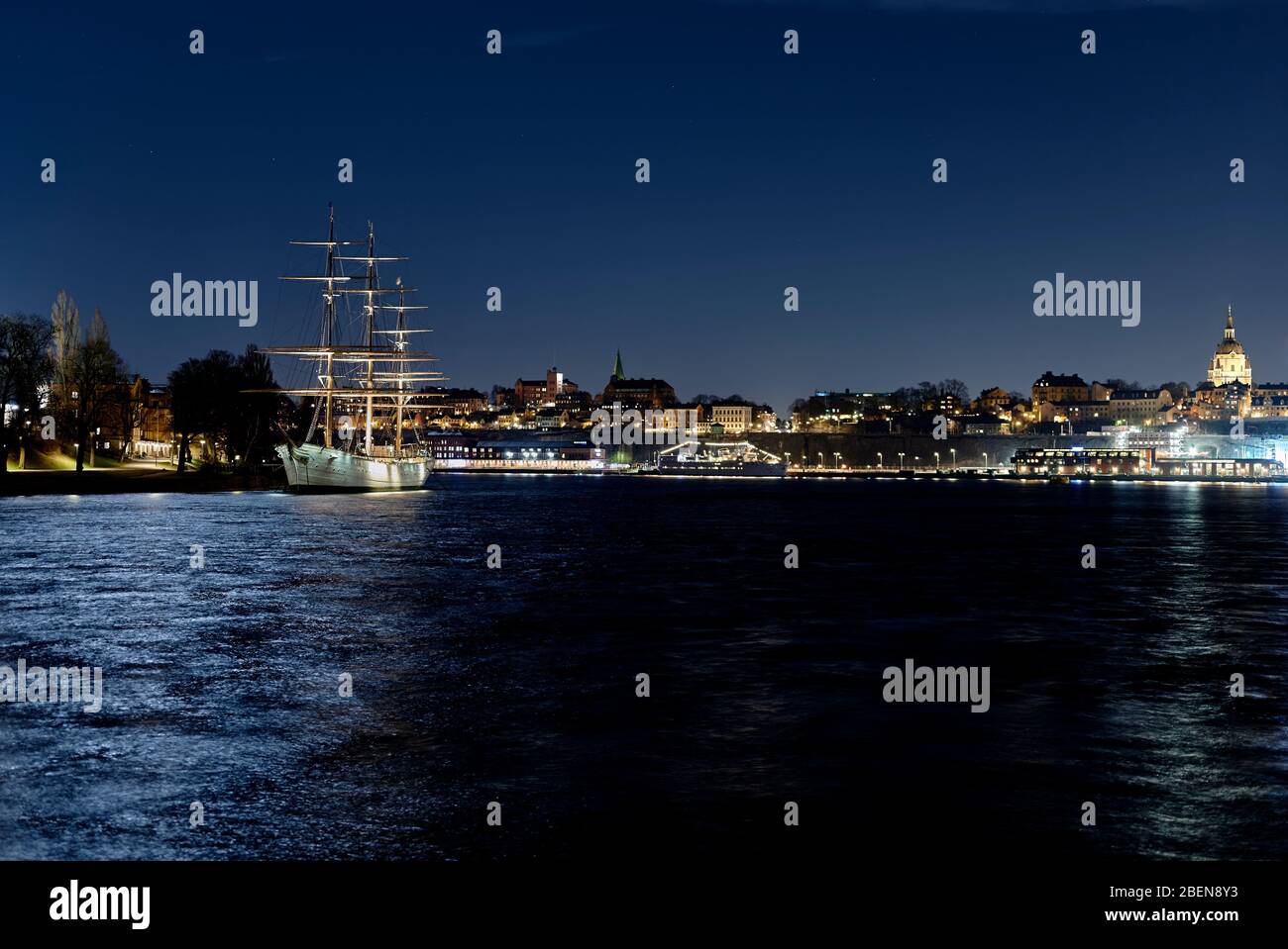 Das dreimastige Segelschiff AF Chapman ein altes Schulschiff wird am Kai auf der kleinen Insel Skeppsholmen in Stockholm festgemacht Stockfoto