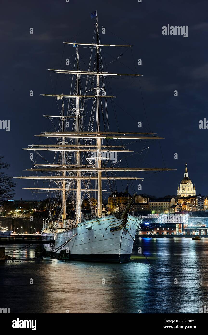 Das dreimastige Segelschiff AF Chapman ein altes Schulschiff wird am Kai auf der kleinen Insel Skeppsholmen in Stockholm festgemacht Stockfoto