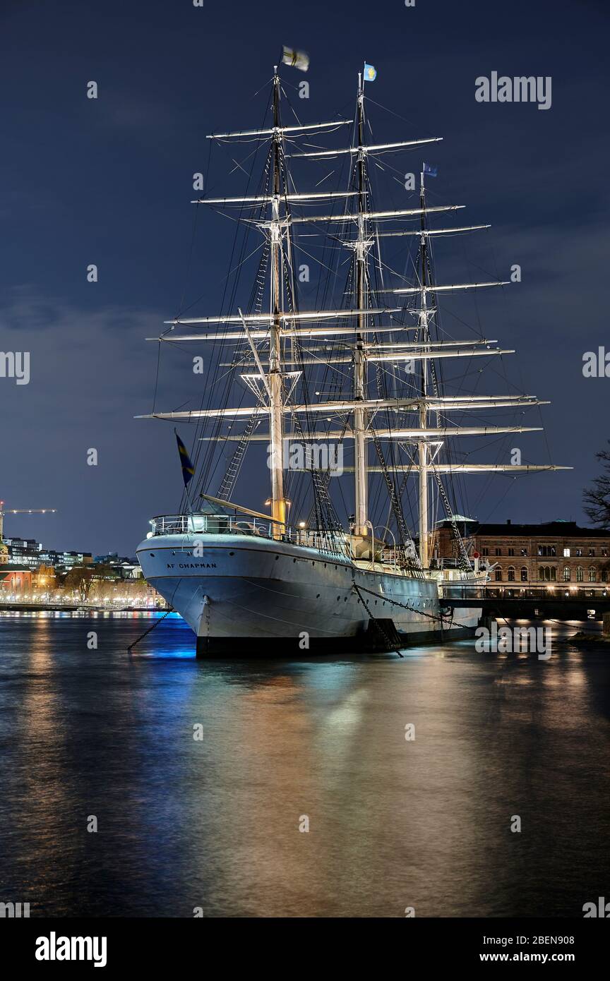 Das dreimastige Segelschiff AF Chapman ein altes Schulschiff wird am Kai auf der kleinen Insel Skeppsholmen in Stockholm festgemacht Stockfoto