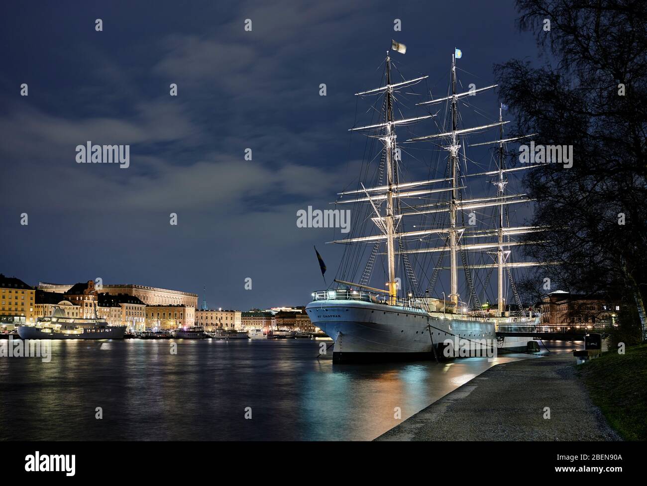 Das dreimastige Segelschiff AF Chapman ein altes Schulschiff wird am Kai auf der kleinen Insel Skeppsholmen in Stockholm festgemacht Stockfoto