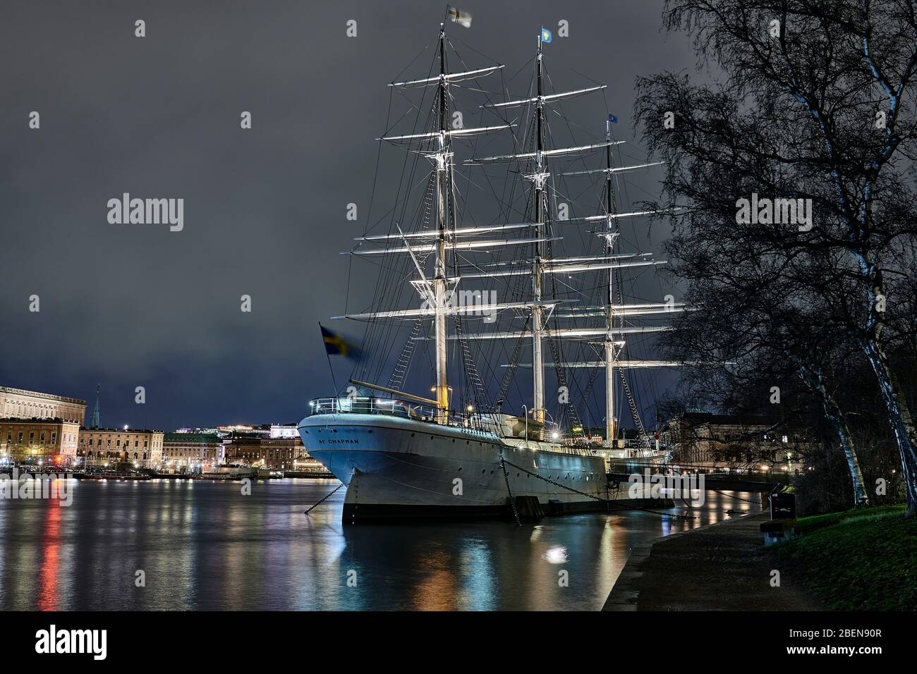 Das dreimastige Segelschiff AF Chapman ein altes Schulschiff wird am Kai auf der kleinen Insel Skeppsholmen in Stockholm festgemacht Stockfoto