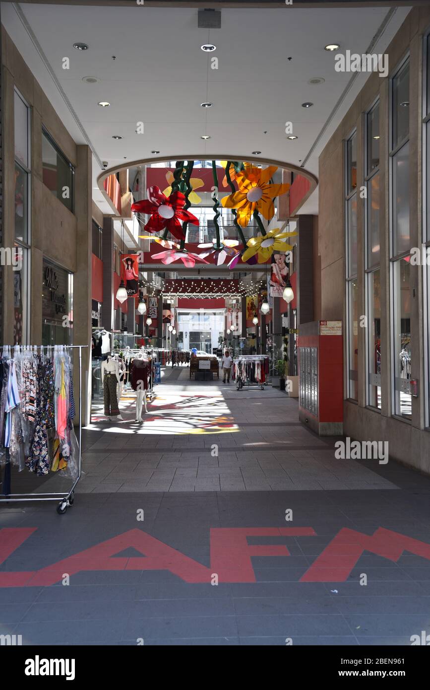 LOS ANGELES, CA/USA - 19. JUNI 2017: Ein Bekleidungscenter im Los Angeles Fashion District. Stockfoto