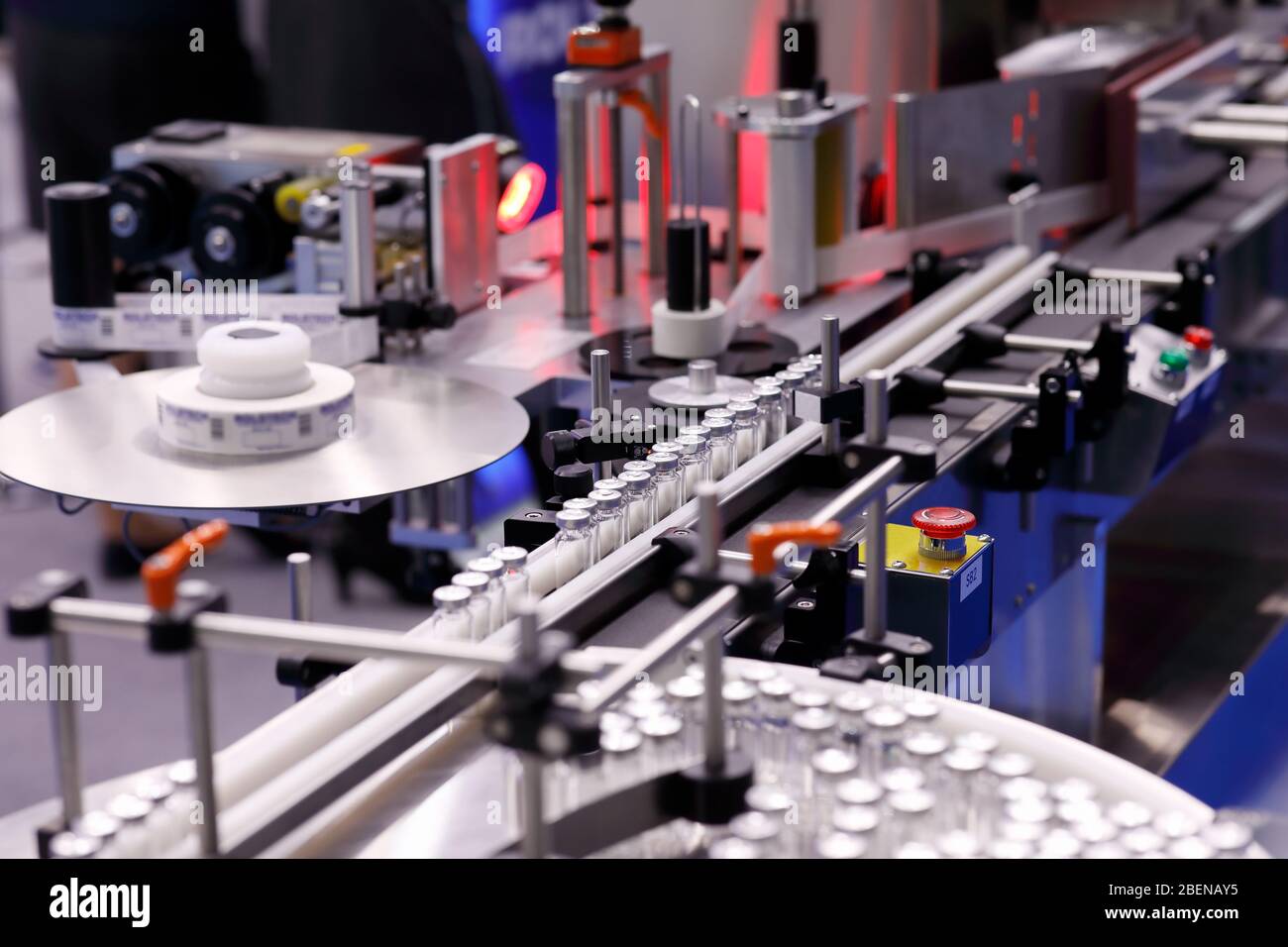 Automatische selbstklebende Etikettiermaschine für Medikamentenflaschen zur Injektion. Selektiver Fokus. Stockfoto