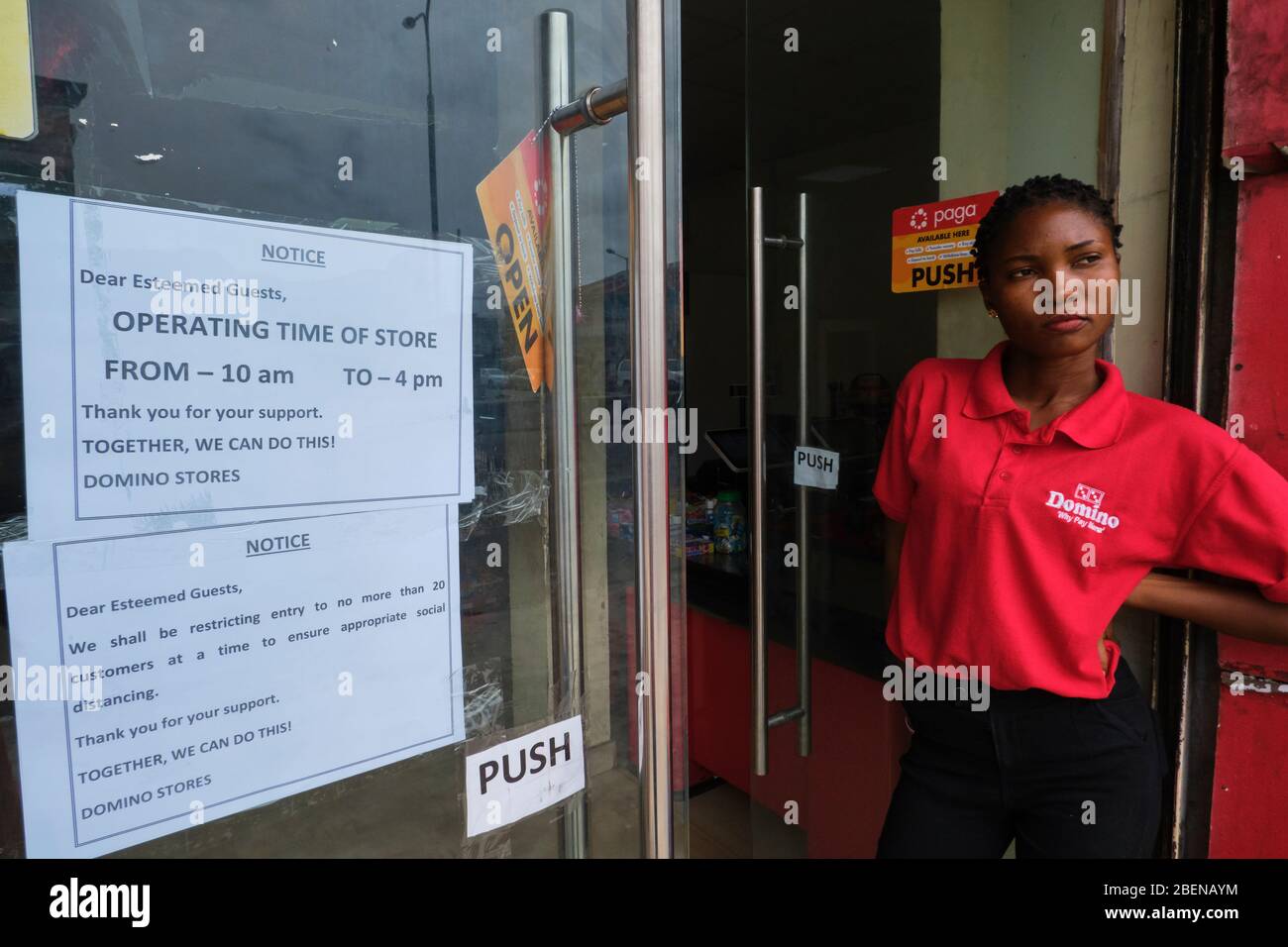 Ein Lebensmittelgeschäft in Lagos, Nigeria, in dem Richtlinien der nigerianischen Regierung als Teil der Maßnahmen zur Abflachung der Kurve der Covid-19 angezeigt werden. Stockfoto