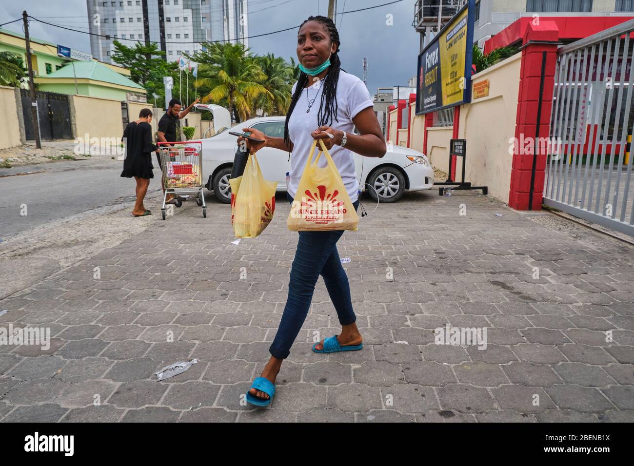 Ein Käufer verlässt einen Supermarkt während der Covid-19-Sperre in Lagos, Nigeria. Stockfoto