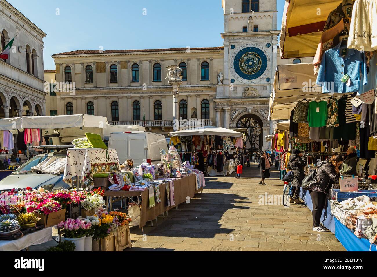 PADOVA, ITALIEN - 23. FEBRUAR 2019: Menschen, die in typischen Markt auf der Piazza dei Signori einkaufen gehen Stockfoto