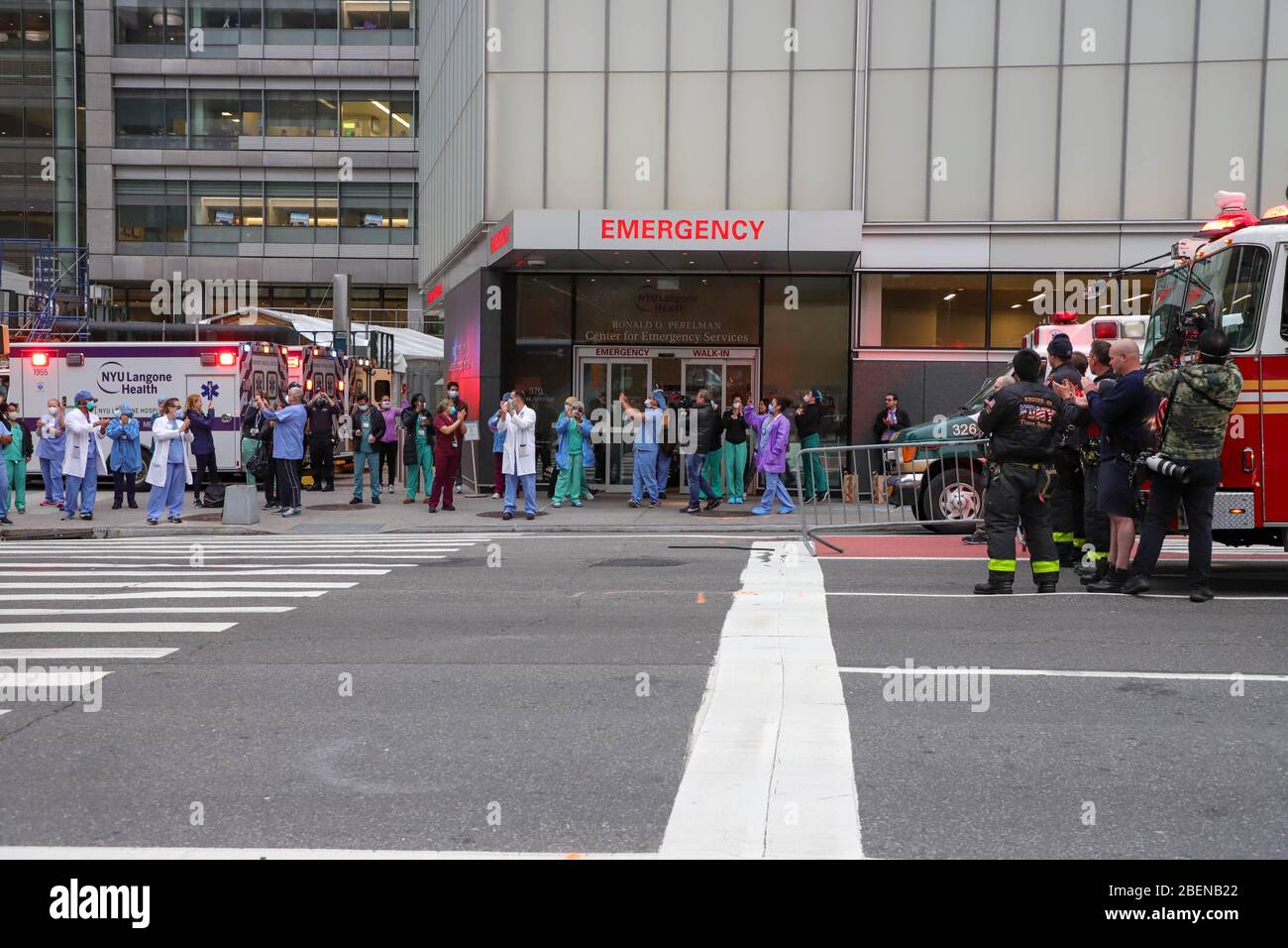 New York, Usa. April 2020. Medizinisches Personal wird vor dem NYU Langone Health Hospital gesehen, während die Menschen applaudieren, um dem medizinischen Personal und den wichtigen Arbeitern an der Front der Coronavirus-Pandemie am 14. April 2020 in New York City ihre Dankbarkeit zu zeigen. COVID-19 hat sich in den meisten Ländern der Welt verbreitet und mehr als 125,000 Menschen mit Infektionen bei über 1.9 Millionen Menschen sterben lassen. Quelle: Brasilien Foto Presse/Alamy Live News Stockfoto