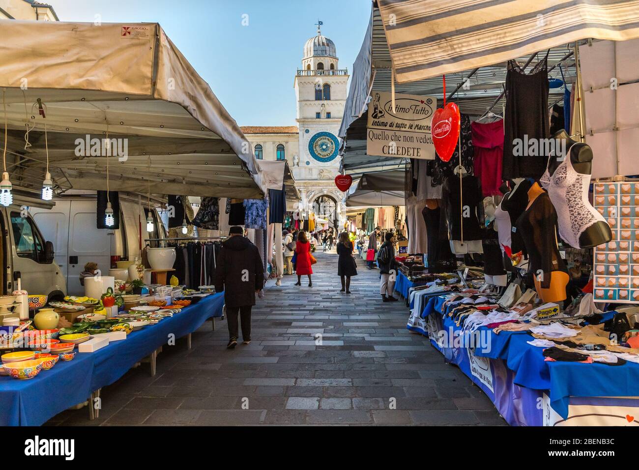 PADOVA, ITALIEN - 23. FEBRUAR 2019: Menschen, die in typischen Markt auf der Piazza dei Signori einkaufen gehen Stockfoto