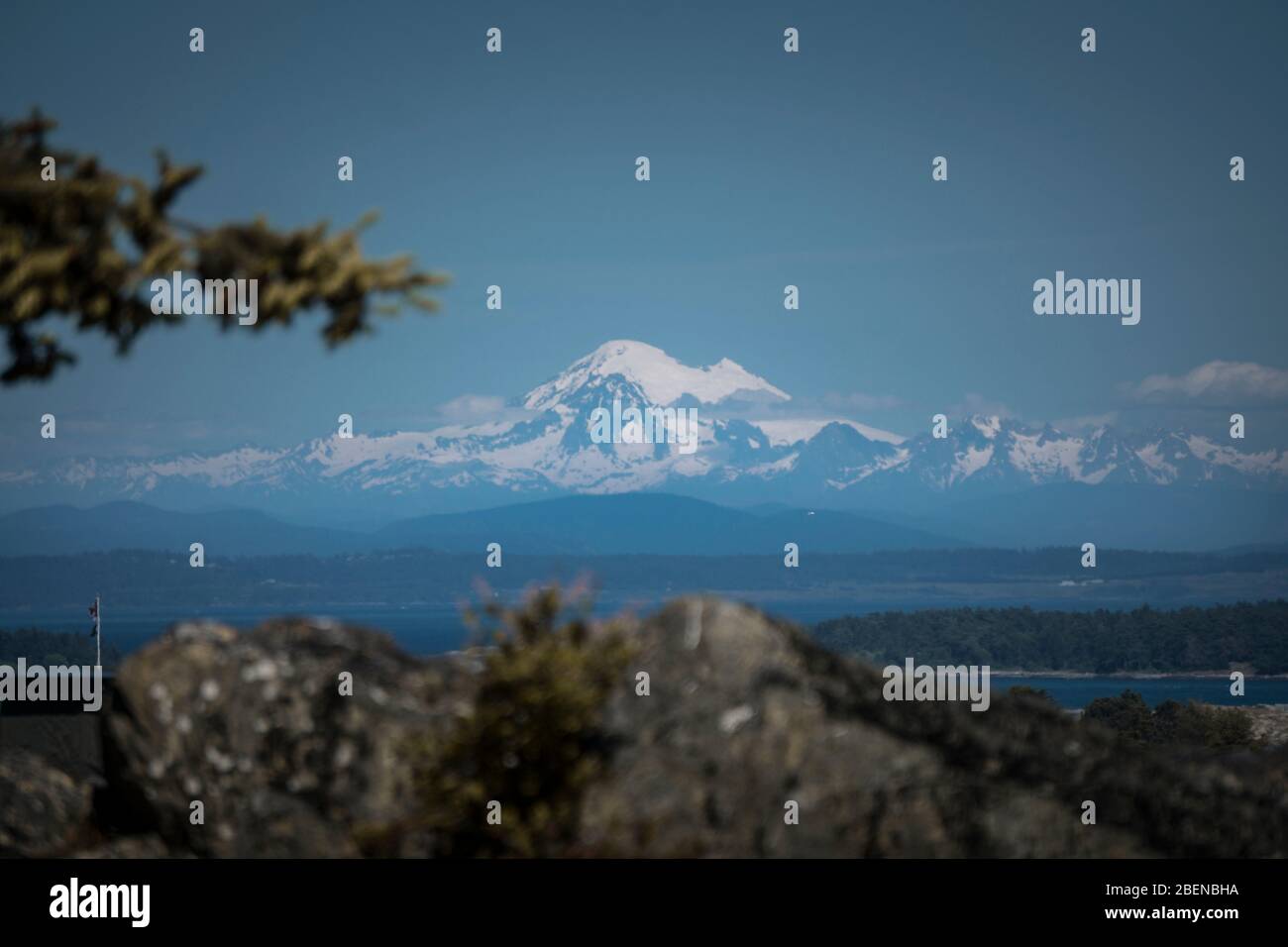 Wunderschöne Aussicht vom Hügel neben dem Meer in Vancouver Island, Kanada Stockfoto