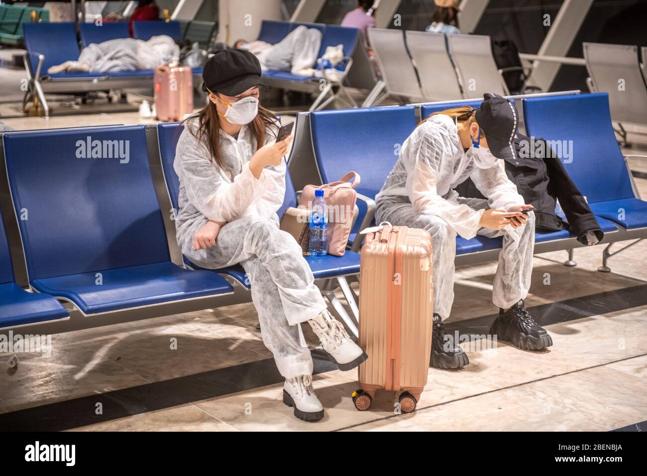 Reisende, die während des Covid-19-Ausbruchs auf Flügen in Schutzmasken und Kleidung am Bole International Airport in Addis Abeba Äthiopien warten Stockfoto