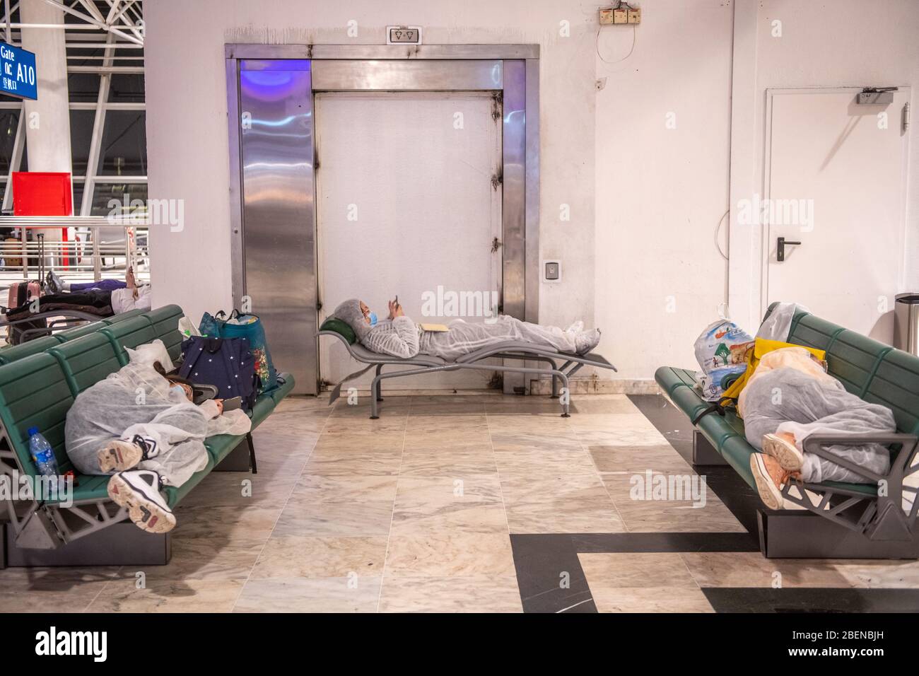 Reisende, die während des Covid-19-Ausbruchs auf Flügen in Schutzmasken und Kleidung am Bole International Airport in Addis Abeba Äthiopien warten Stockfoto