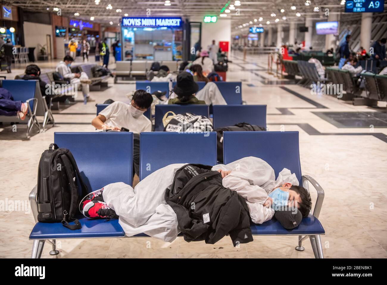 Reisende, die während des Covid-19-Ausbruchs auf Flügen in Schutzmasken und Kleidung am Bole International Airport in Addis Abeba Äthiopien warten Stockfoto