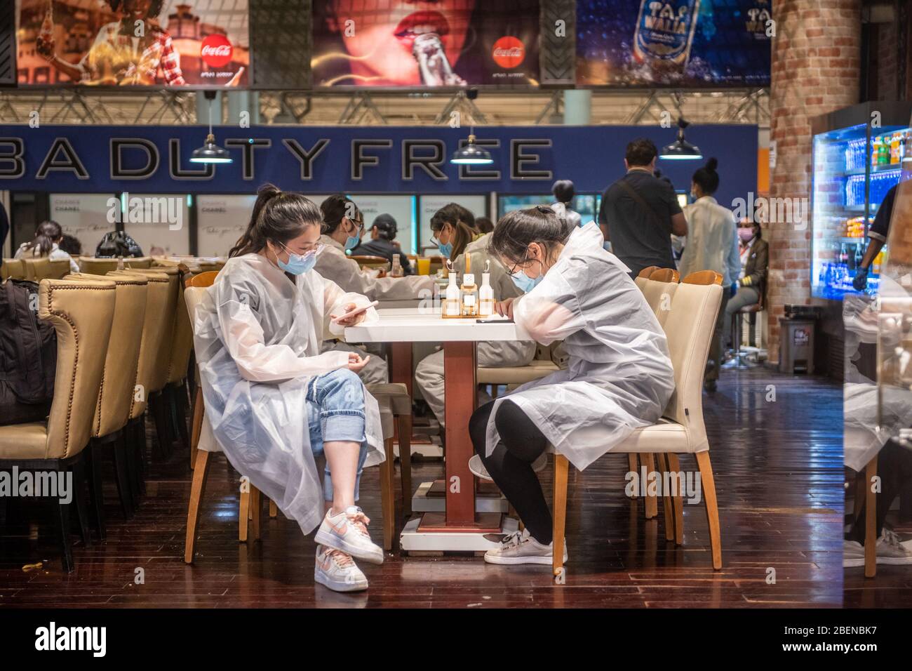 Reisende, die während des Covid-19-Ausbruchs auf Flügen in Schutzmasken und Kleidung am Bole International Airport in Addis Abeba Äthiopien warten Stockfoto
