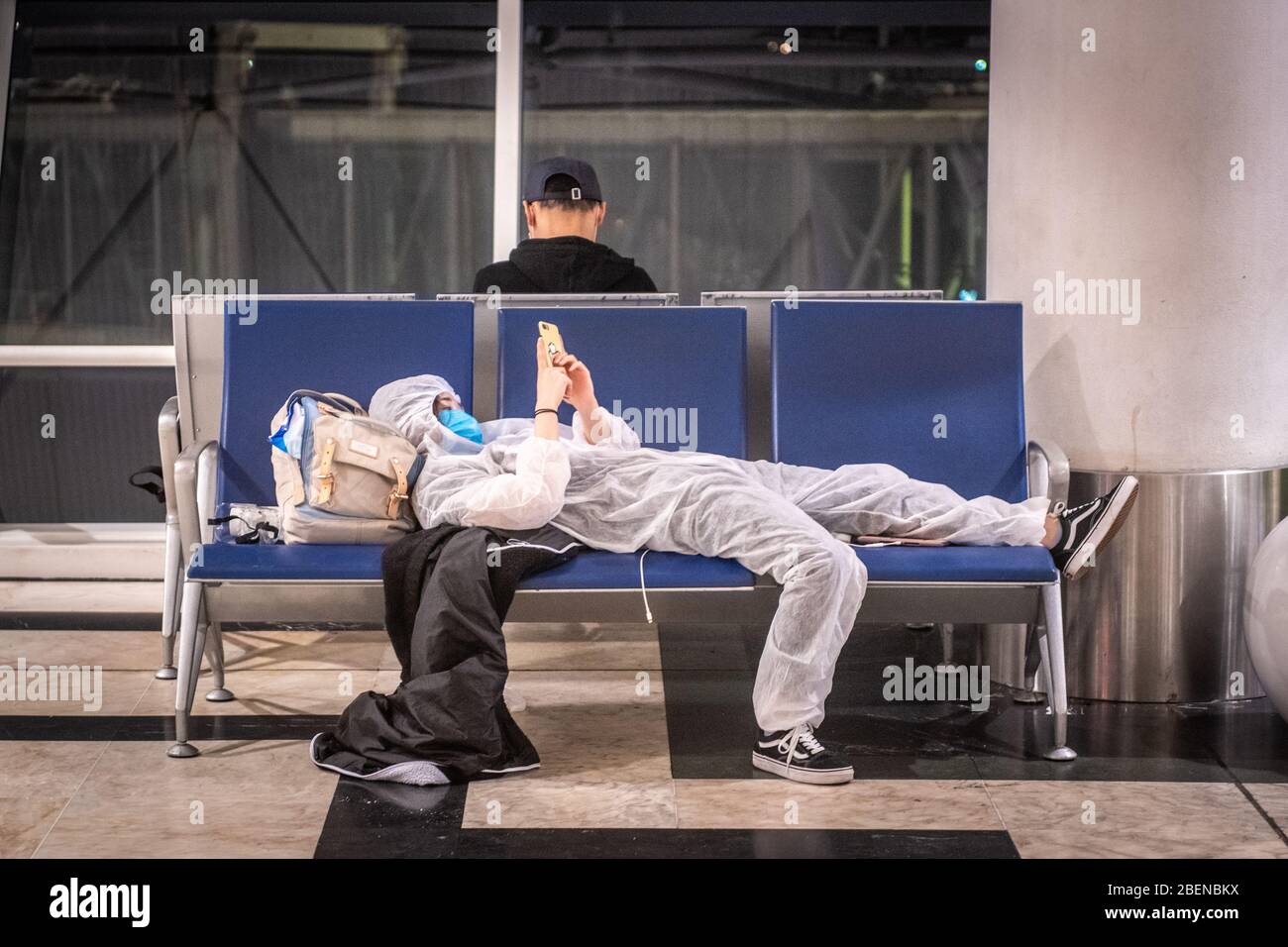 Reisende, die während des Covid-19-Ausbruchs auf Flügen in Schutzmasken und Kleidung am Bole International Airport in Addis Abeba Äthiopien warten Stockfoto