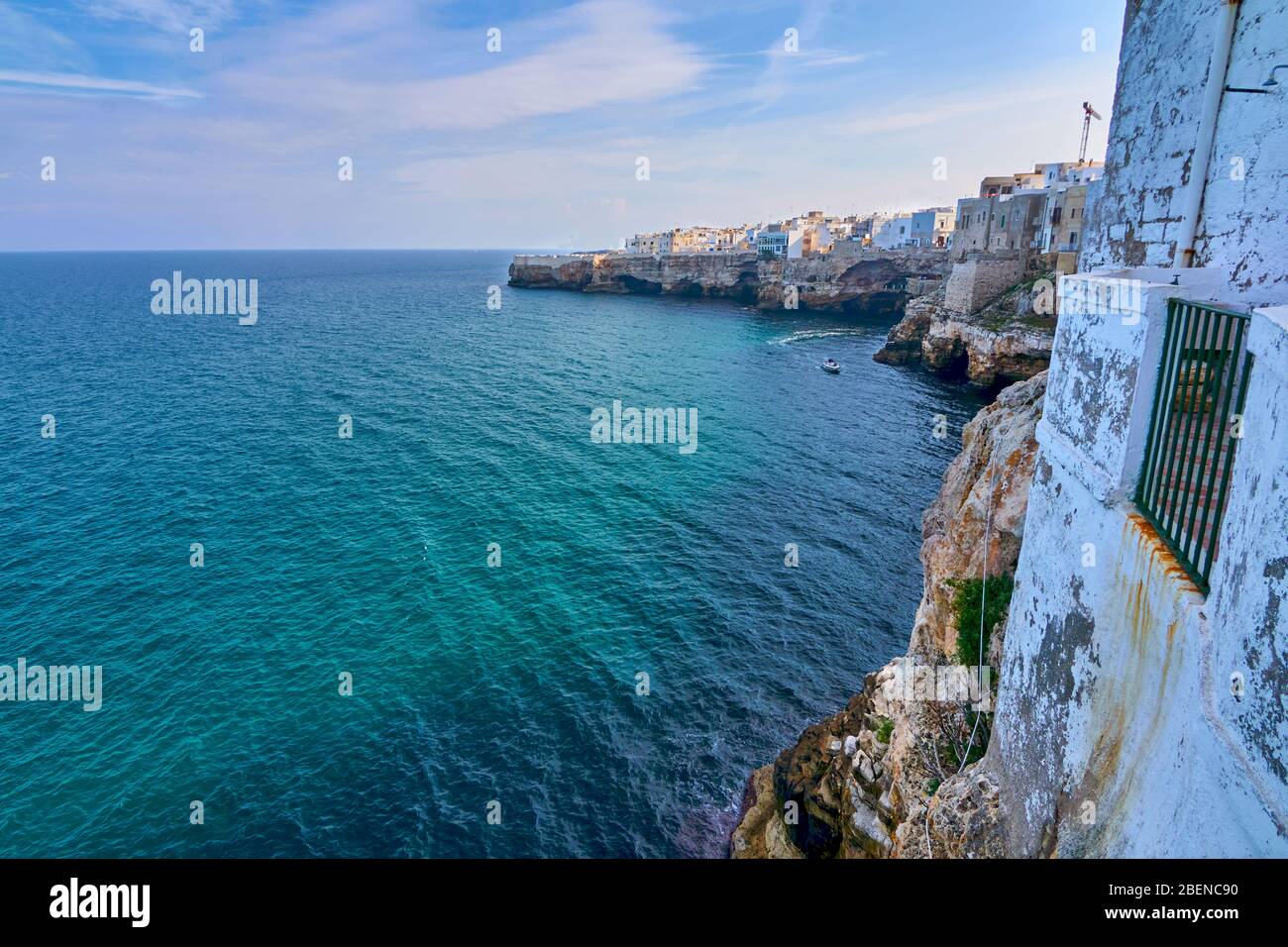 Häuser auf dramatischen Klippen über der Adria an EINEM sonnigen Herbsttag in Polignano a Mare - Apulien - Italien Stockfoto