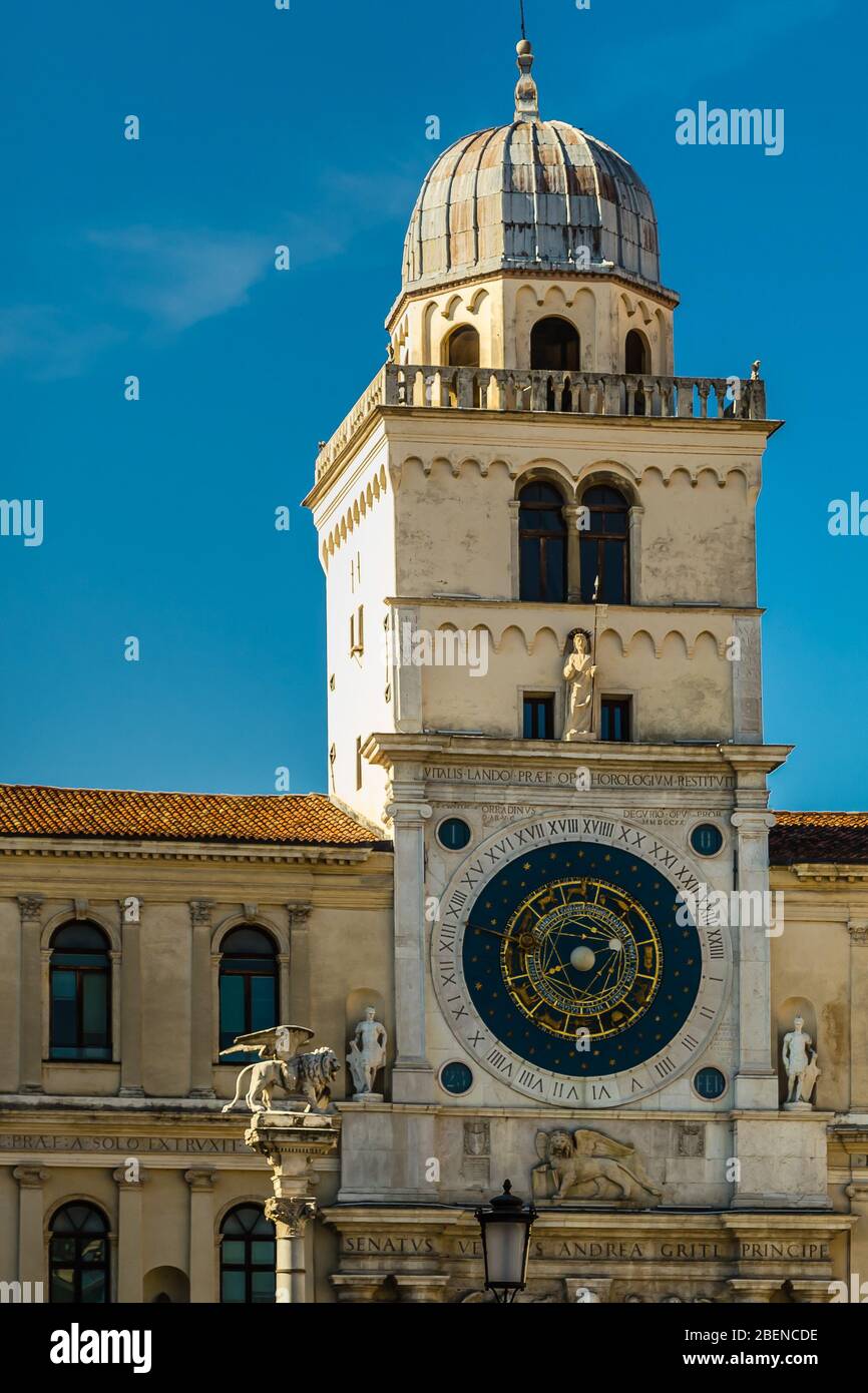 Padua, Italien - Februar 25, 2019: Sonnenlicht ist aufschlussreich Pfeil Unterzeichnung der 14 Stunde in der ältesten Wecker in der Welt Stockfoto