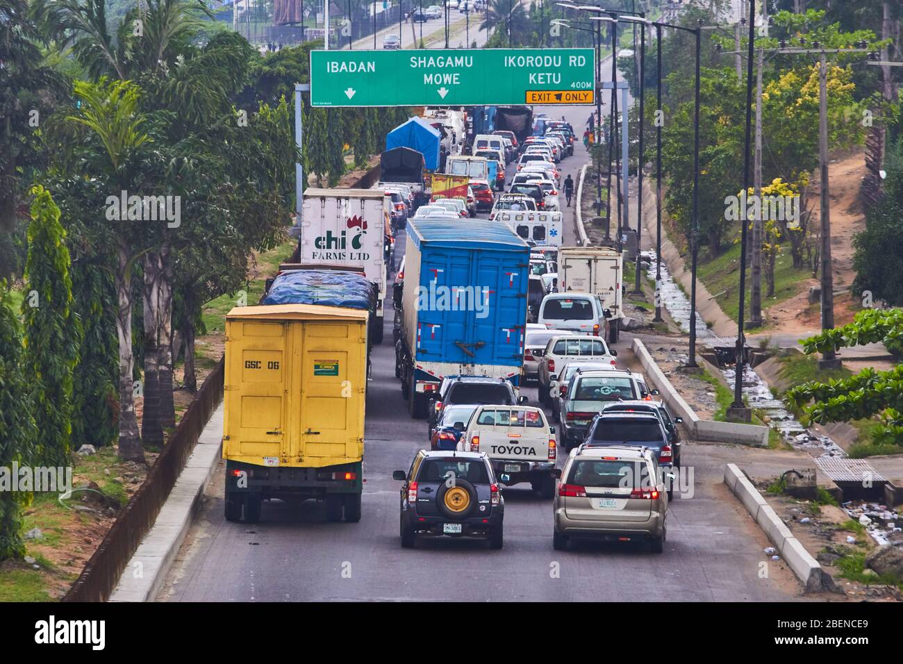 Fahrzeuge, die während der Covid-19 Lockdown in Lagos an einer Straßensperre im Verkehr festsaßen. Stockfoto