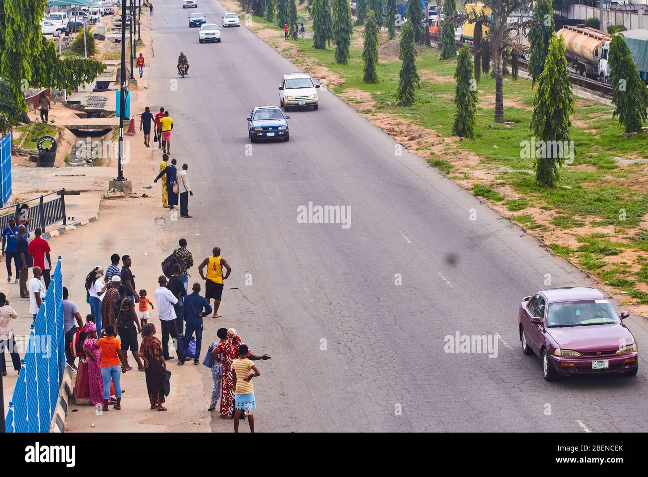 Menschen, die während der Covid-19 Lockdown in Lagos an der Bushaltestelle festsaßen. Stockfoto