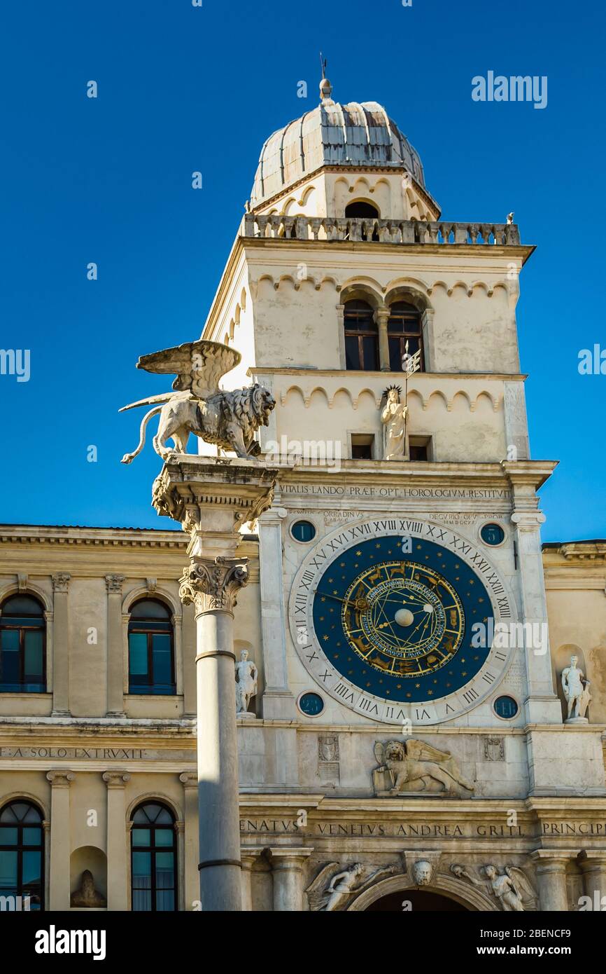 Padua, Italien - Februar 25, 2019: Sonnenlicht ist aufschlussreich Pfeil Unterzeichnung der 14 Stunde in der ältesten Wecker in der Welt Stockfoto