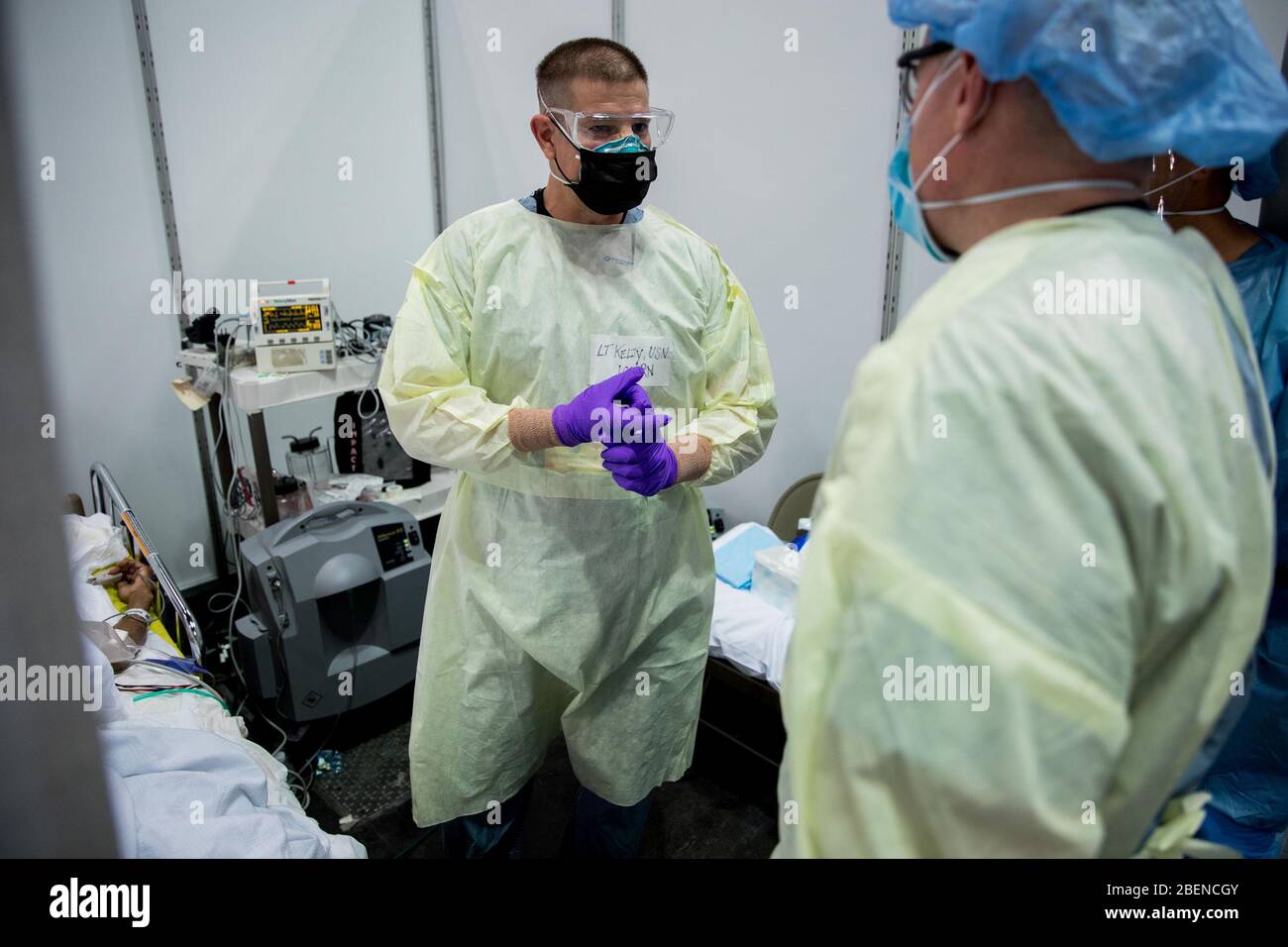 Manhattan, Vereinigte Staaten Von Amerika. April 2020. NEW YORK (14. April 2020) Medizinische Versorgungsunternehmen, die der Javits New York Medical Station zugewiesen sind, diskutieren einen kritisch erkrankten COVID-19-Patienten auf der Intensivstation von facilityÕs, 11. April 2020. Das U.S. Northern Command stellt durch die U.S. Army North der Federal Emergency Management Agency militärische Unterstützung zur Verfügung, um bedürftigen Gemeinden zu helfen. Quelle: Storms Media Group/Alamy Live News Stockfoto