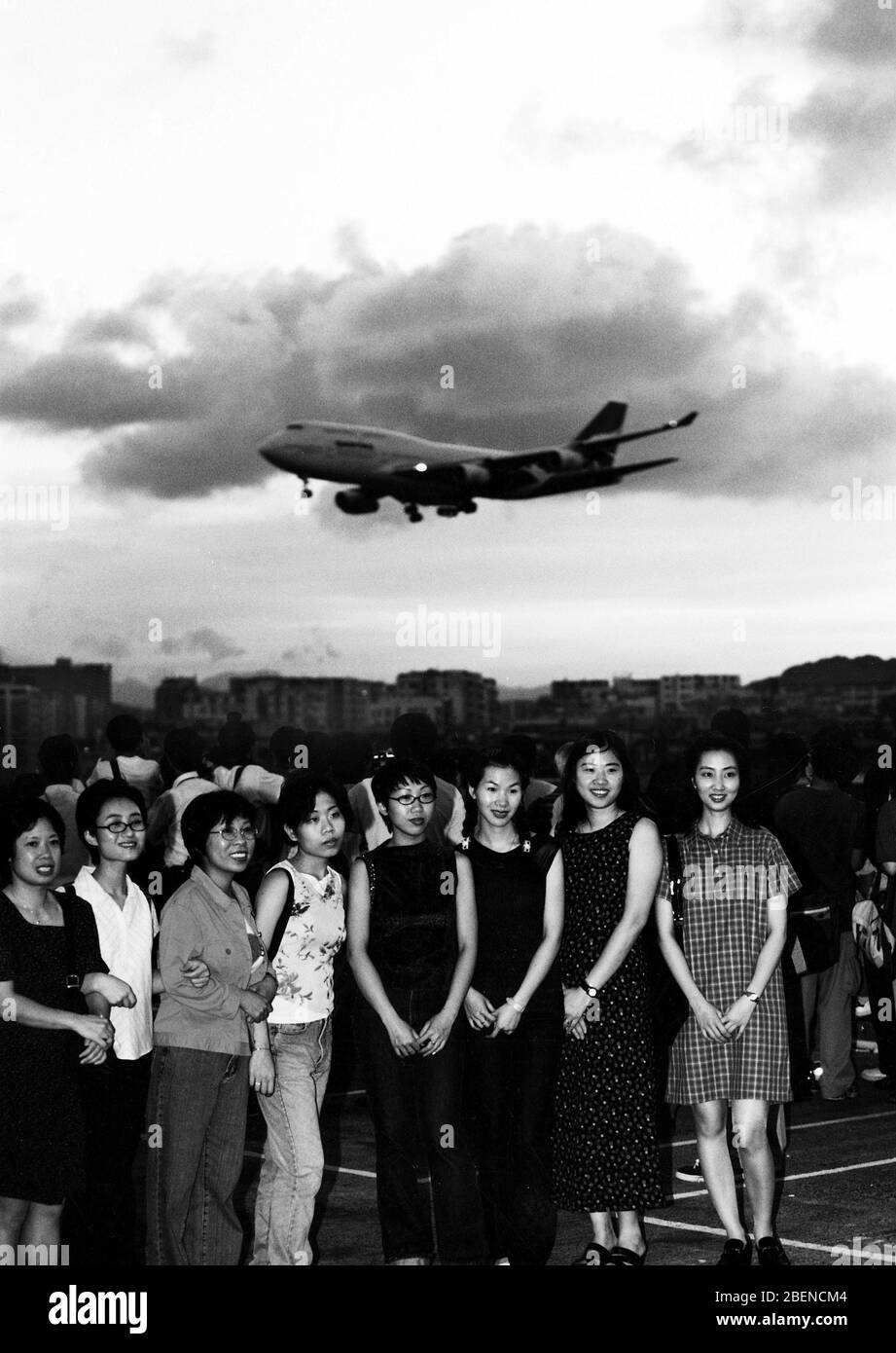 Im Juli 1998, am Vorabend der Schließung des Kai Tak Airport in Kowloon, strömten viele Hongkonger Bürger zum Flughafen, um Fotos zu machen wi Stockfoto