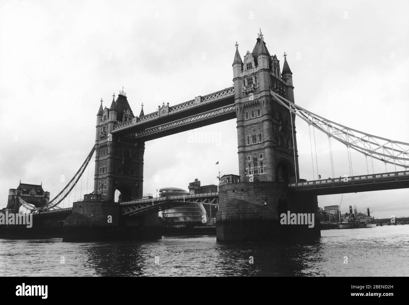 Tower Bridge Thames River London Großbritannien erbaut 1894 die Brücke ist durch 4 Türme verbunden das Brückendeck kann bei großen Seeschiffen angehoben werden Stockfoto