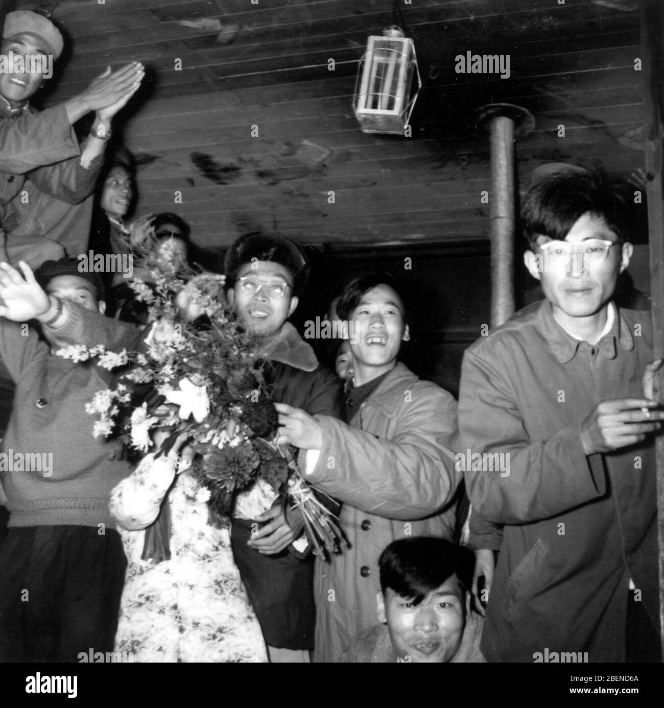 1958 am Bahnhof Guangzhou Soldaten und Waffengenossen, die ihre Militäruniformen ausgezogen hatten und in die große Nördliche Wildnis gingen Stockfoto