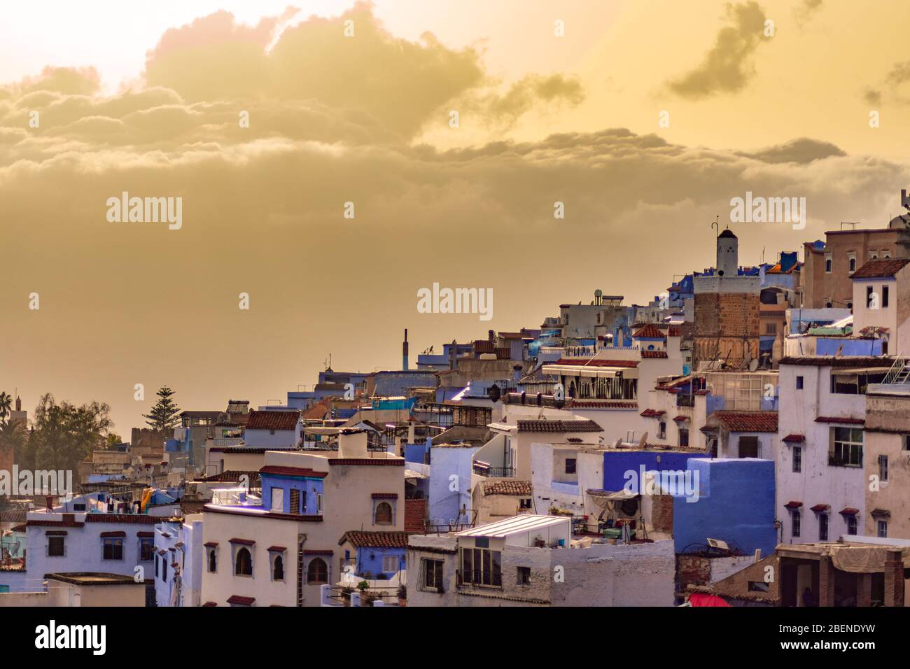 Blau und Weiß farbige Häuser und Gebäude in Chefchaouen Marokko während eines goldenen Sonnenuntergangs Stockfoto