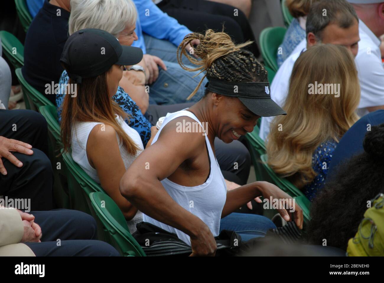 Judy Murray und Venus Williams beobachten Andy Murray und Serena Williams beim Spielen bei den Wimbledon Championships 2019 in London, GB. Stockfoto