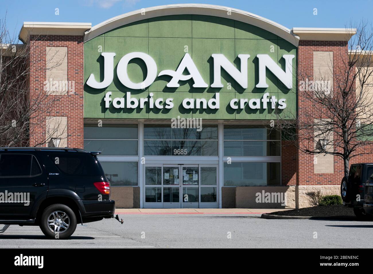 Ein Logo-Schild vor einem Jo-Ann Fabrics and Crafts-Einzelhandelsgeschäft in Fredericksburg, Virginia am 2. April 2020. Stockfoto