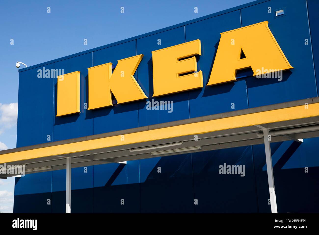 Ein Logo-Schild vor einem Ikea-Einzelhandelsgeschäft in Woodbridge, Virginia am 2. April 2020. Stockfoto