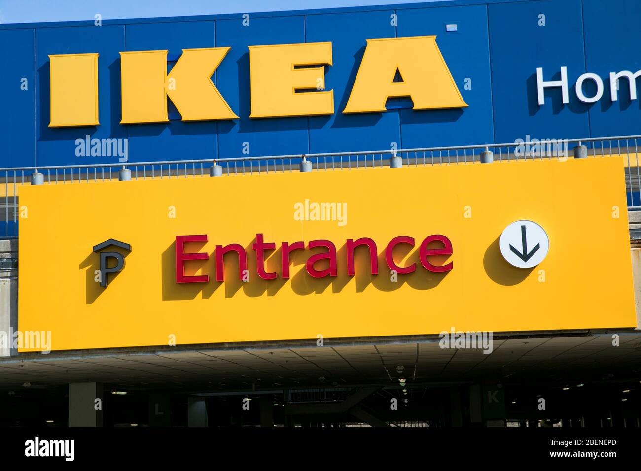 Ein Logo-Schild vor einem Ikea-Einzelhandelsgeschäft in Woodbridge, Virginia am 2. April 2020. Stockfoto