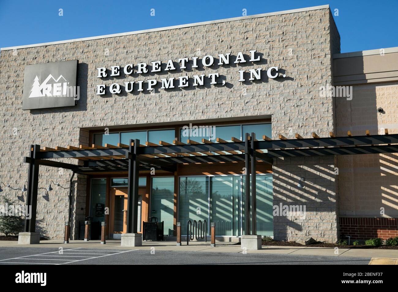 Ein Logo-Schild außerhalb eines Einzelhandelsstandorts von Recreational Equipment, Inc. (REI) in Columbia, Maryland, am 6. April 2020. Stockfoto