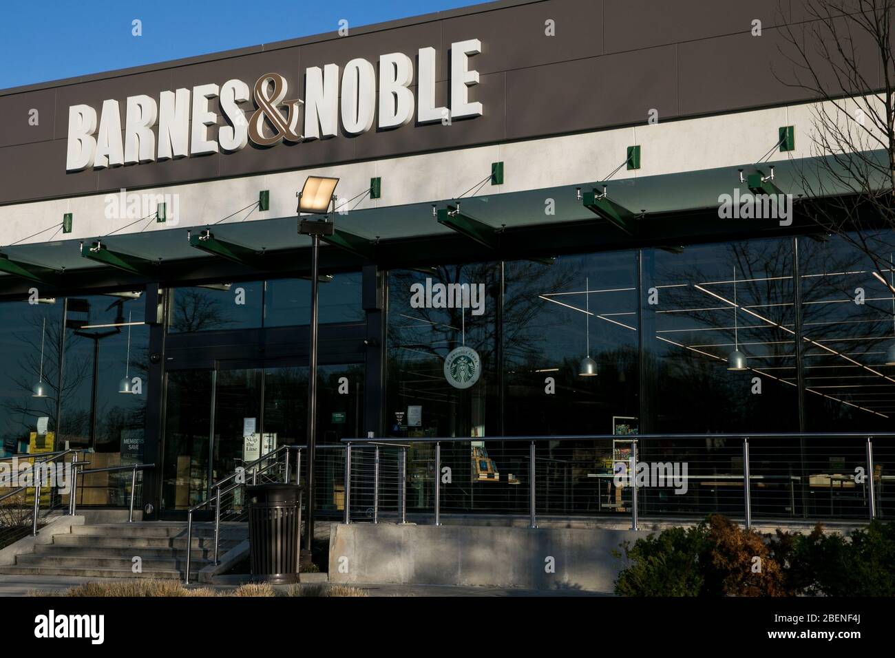 Ein Logo-Schild vor einem Barnes & Noble-Einzelhandelsgeschäft in Columbia, Maryland, am 6. April 2020. Stockfoto