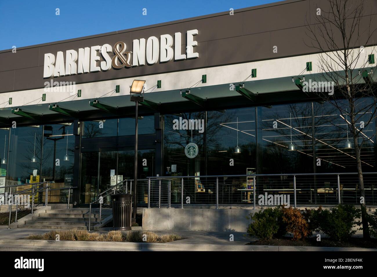 Ein Logo-Schild vor einem Barnes & Noble-Einzelhandelsgeschäft in Columbia, Maryland, am 6. April 2020. Stockfoto