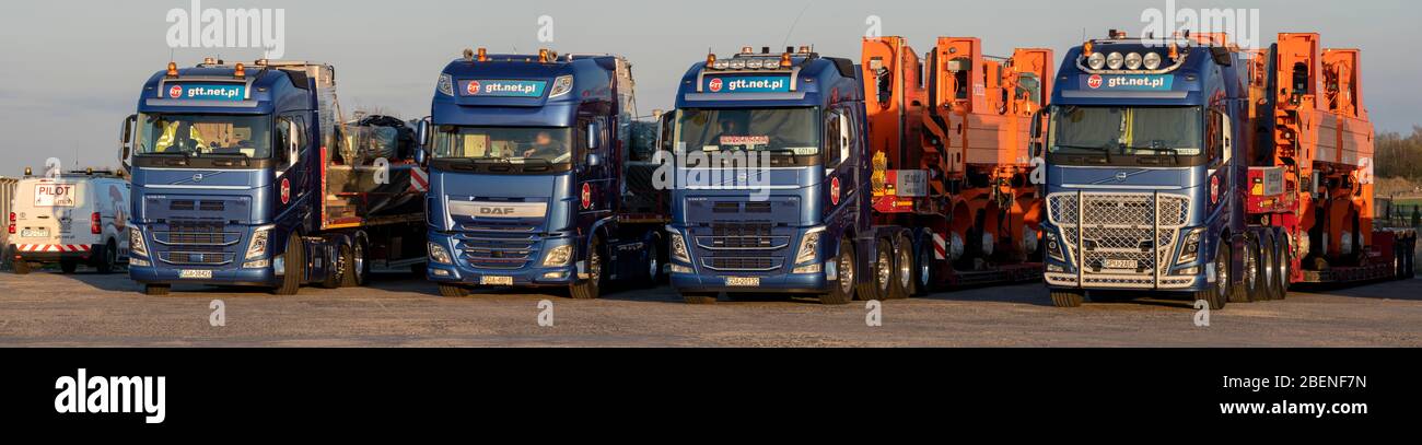 Stargard, Polen-April 2020: Sonderkonvoi bestehend aus GTT-Lastwagen mit schweren Containerentlademaschinen Stockfoto