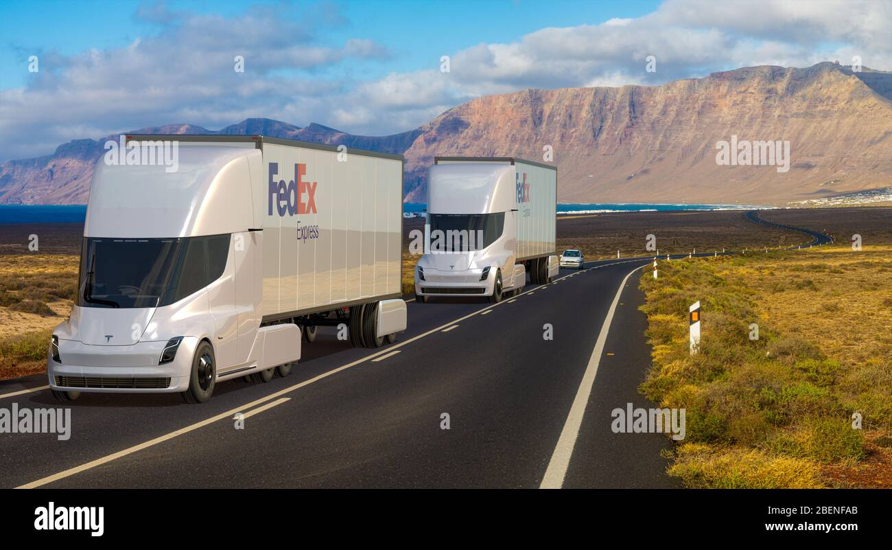 Elektro Tesla Semi-Truck mit Sattelauflieger mit Fedex-Logo auf der landschaftlich schönen Straße Stockfoto