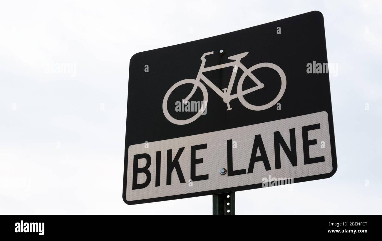 Ein Schild mit dem Fahrstreifen in Washington, DC an einem bewölkten Tag. Stockfoto