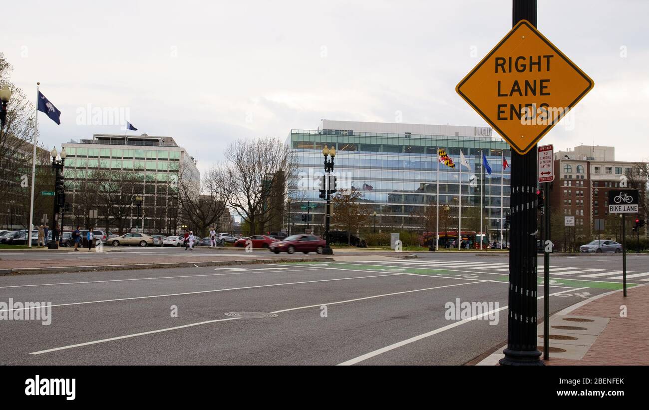 An einem bewölkten Tag endet eine Rechtsabbiegung in Washington, DC. Schiebeschuss. Stockfoto